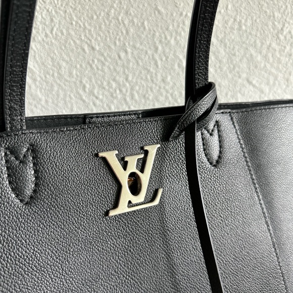 Like New LOUIS VUITTON Calfskin Lockme Cabas Black - Picture 4 of 10